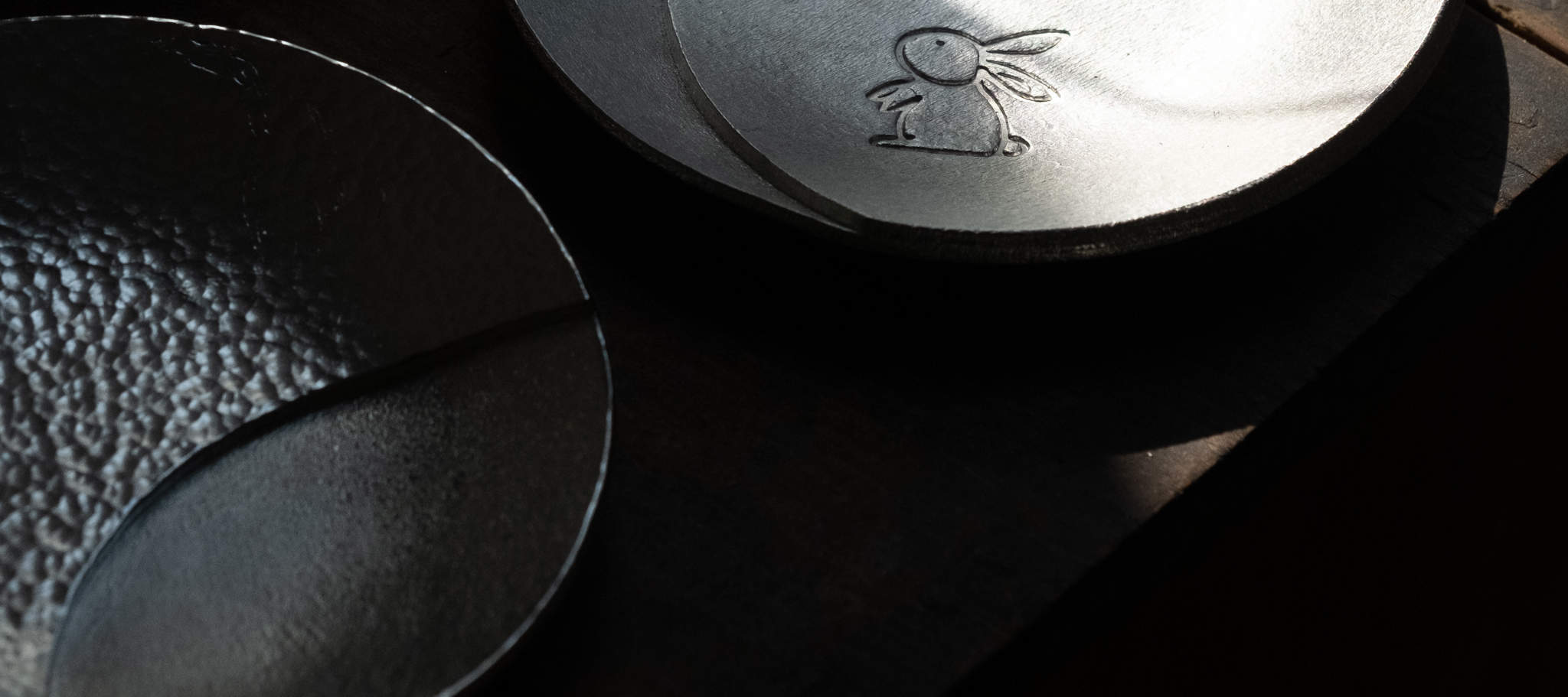 Taller de fundición de platos pequeños con fases lunares.